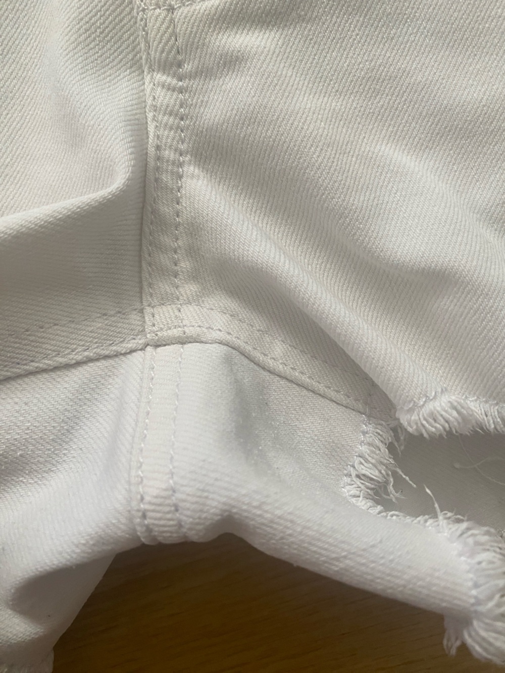 DL1961 Lola White Frayed Hem Denim Shorts SIZE 27. A stain callout - Picture 8 of 15